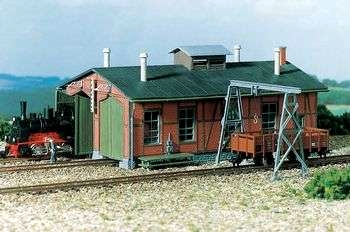 H0 lokstall, två portar med portalkran